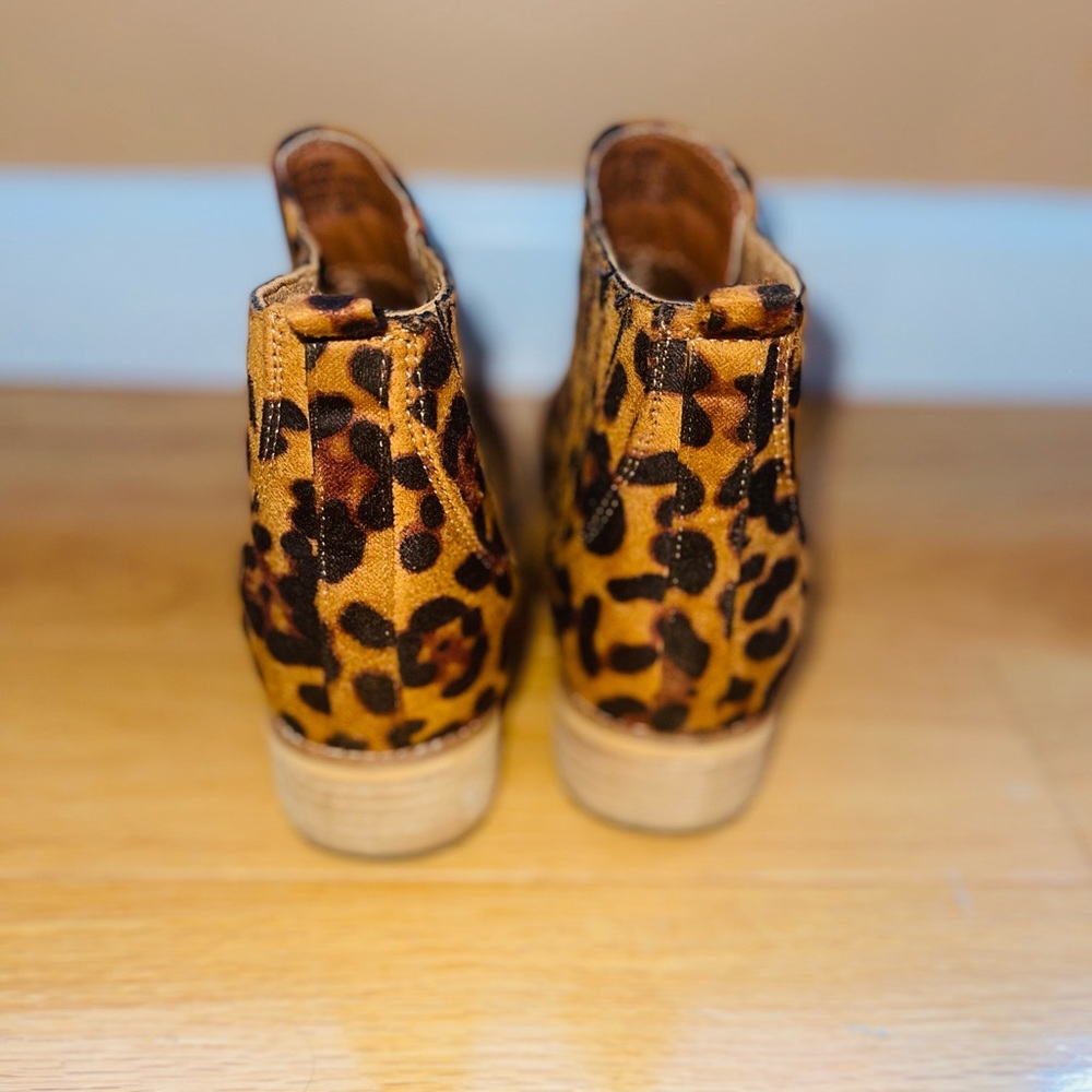 Leopard Chelsea Boots - Picture 2 of 5